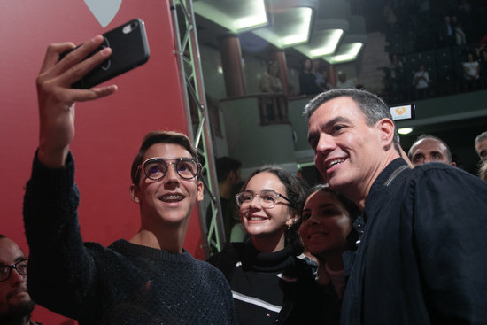Spain's acting president Pedro Sánchez takes a picture with two young supporters in the Canary Islands on October 26, 2019 (by PSOE)